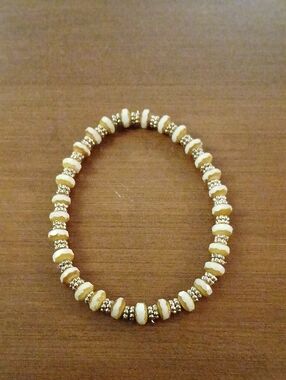 Elegant Cream and Gold Beaded Stretch Bracelet
